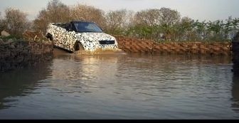 動画 公式動画で川に突入 Range Rover Evoque Convertible