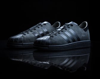 11月7日 全世界で45足限定 Futurecraft Leather Superstar