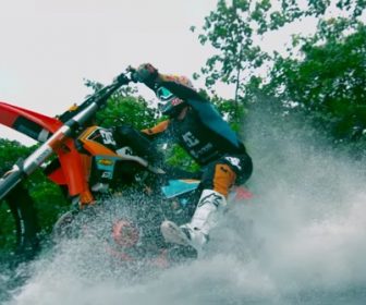 夏本番!バイクでサーフィンしちゃう明らかに地上波NGの猛者の動画は、1年足らずで2300万再生!