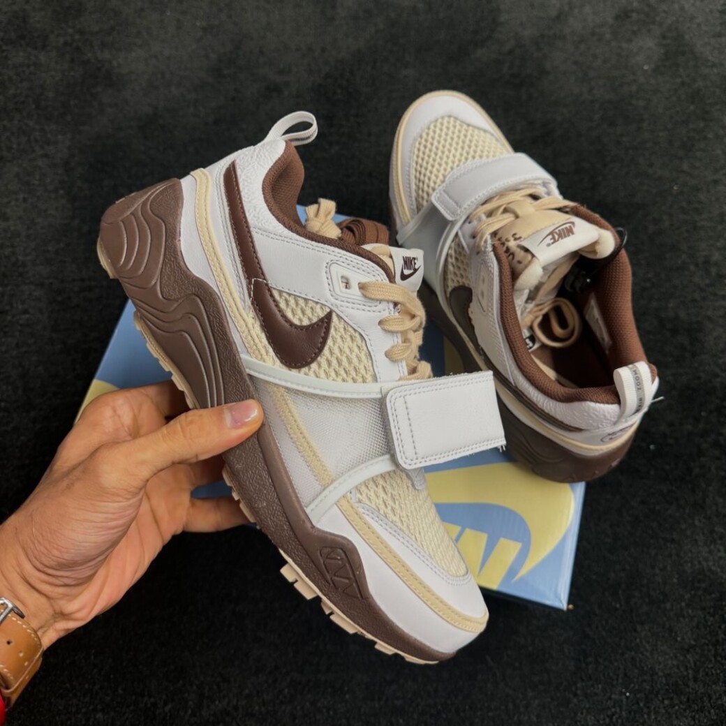 TRAVIS SCOTT ｘ NIKE ZOOM FIELD JAXX SP SHARK-A-DON LIGHT CHOCOLATE 2024年秋発売予定