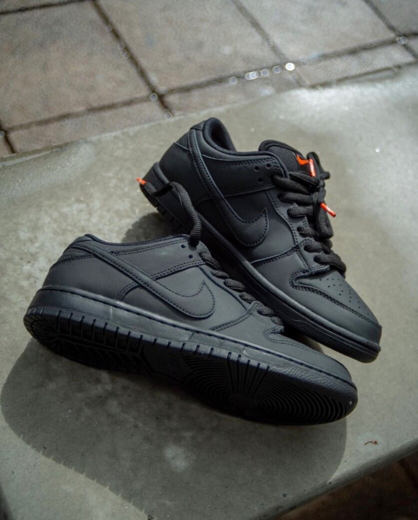 NIKE SB DUNK LOW TRIPLE BLACK