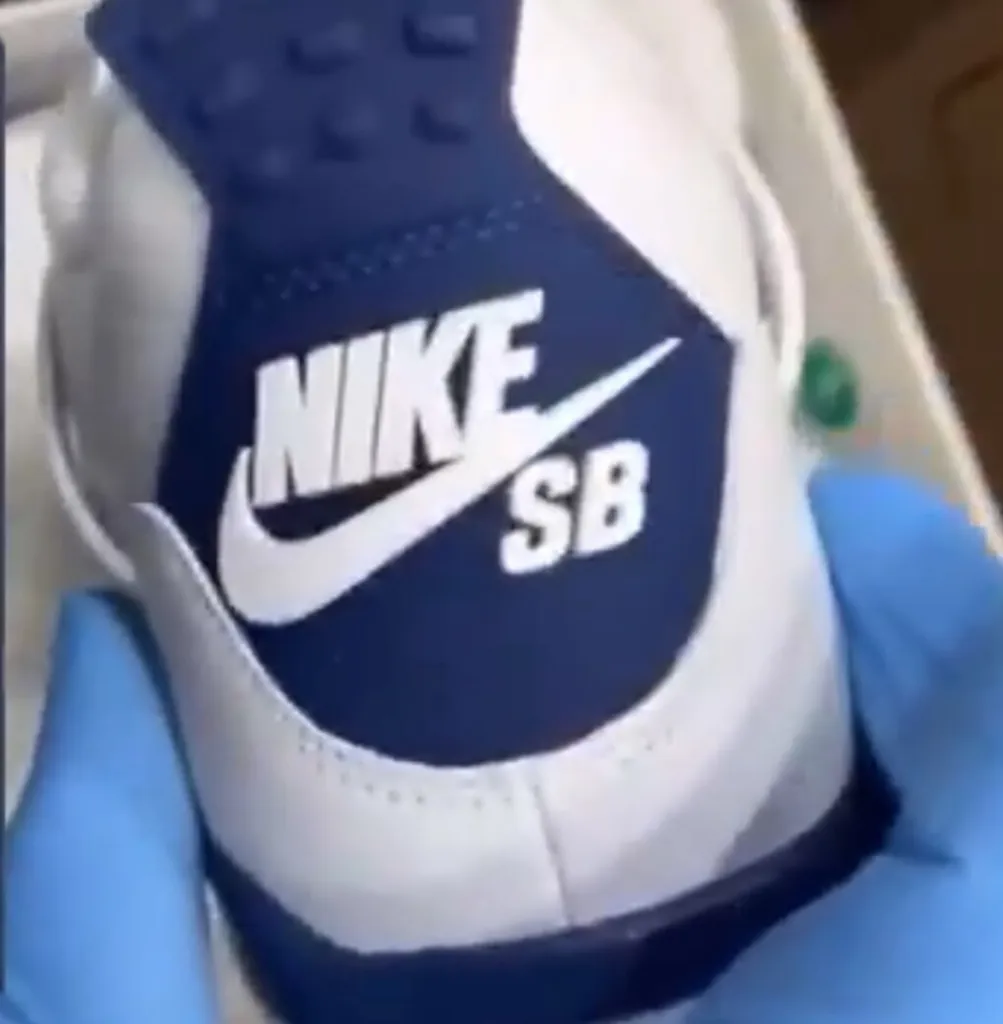 NIKE SB x AIR JORDAN 4 SUMMIT WHITE NAVY 2025年発売予定