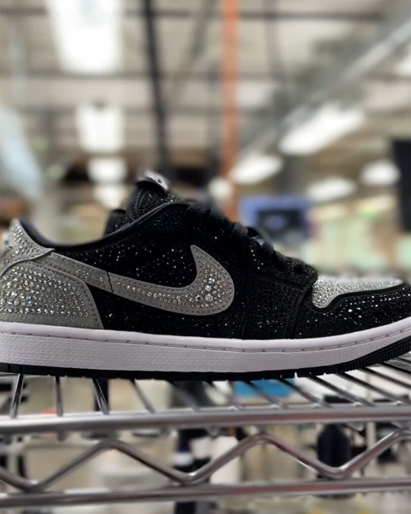 Swarovski × WMNS AIR JORDAN 1 LOW STEALTH 5月発売予定